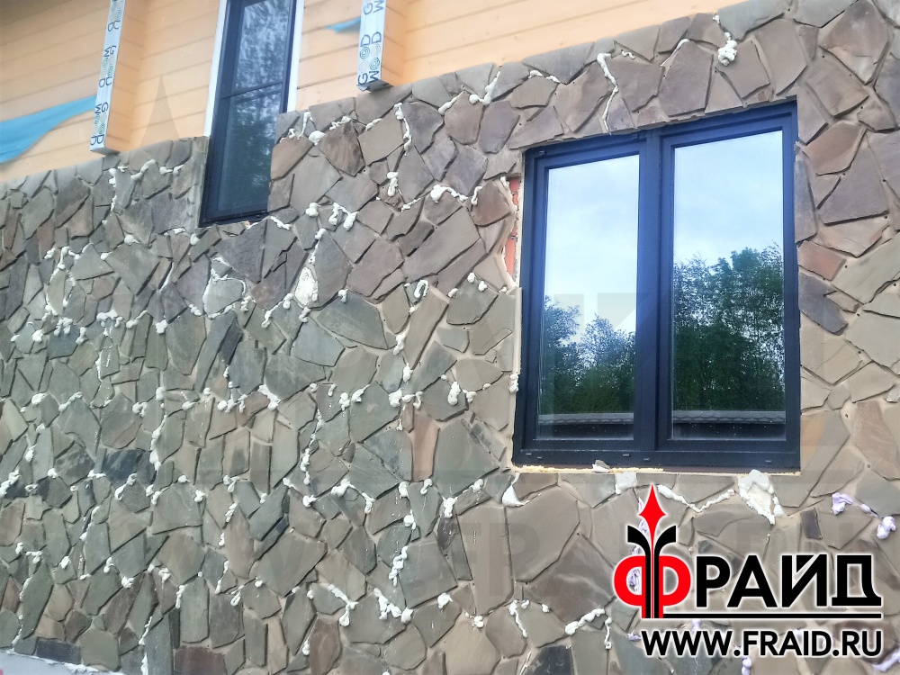 Дом крупноформатный керамический блок, теплая керамика. Термопанели Фрайд Премиум натуральным камнем Ростовский Песчаник серо-желтый.