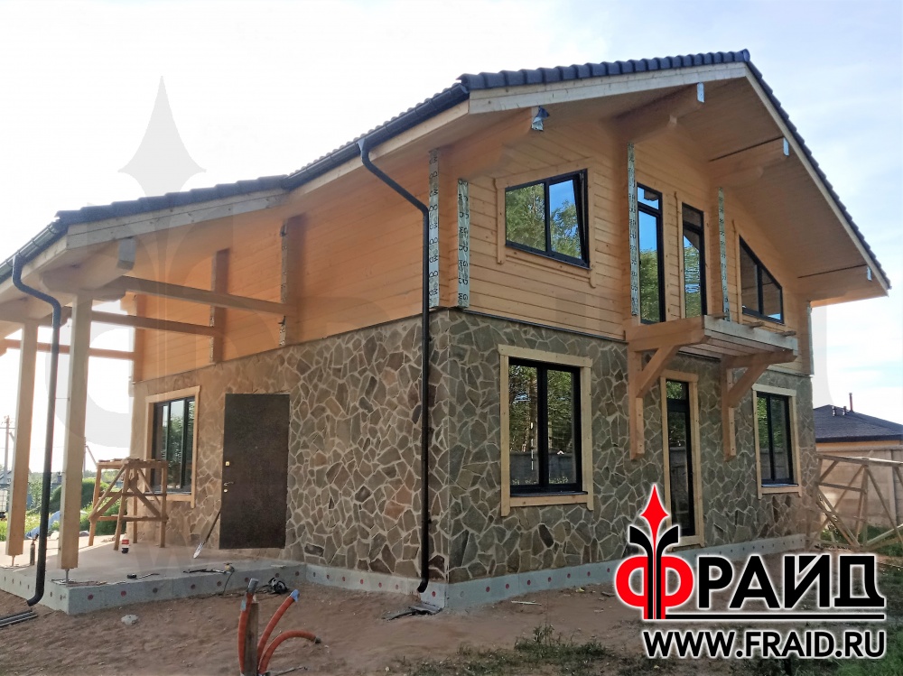 Дом крупноформатный керамический блок, теплая керамика. Термопанели Фрайд Премиум натуральным камнем Ростовский Песчаник серо-желтый.