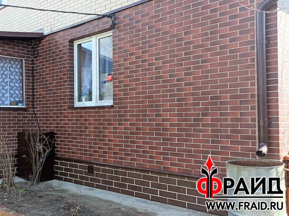 Каркасный дом. Фасад отделан термопанелями Фрайд Премиум с клинкерной плиткой CERRAD Rustico Country Wisnia и Krem, цоколь - КЕРАМИН амстердам.