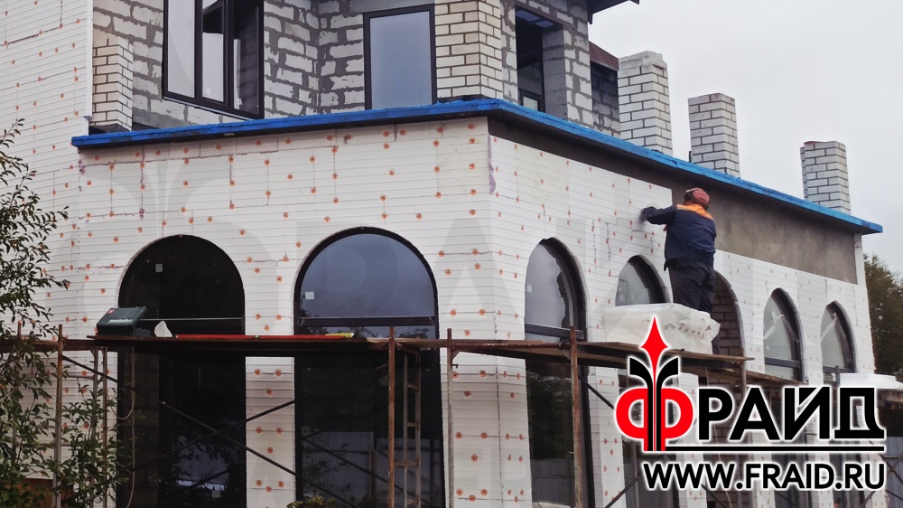 Дом из силикатного кирпича. Термопанели Фрайд Комплект с клинкерной плиткой Cerrad Loft Brick Cardamon. На цоколе термопанель Фрайд Премиум с ростовским камнем песчаник красный обожженный.