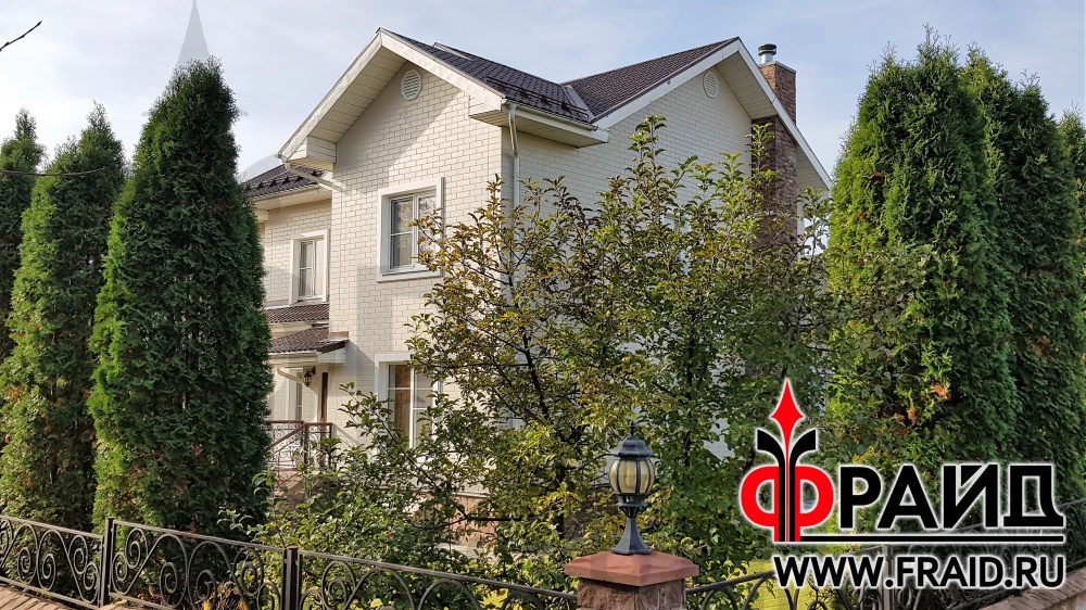 Реконструкция каркасного дома, ранее утепленного по технологии мокрый фасад, с помощью термопанелей Фрайд с керамогранитом Estima RW01 и фасадного декора Фрайд Декор