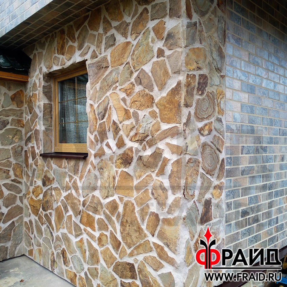 Дом из бруса утепляем термопанелями Фрайд Премиум с натуральным камнем - песчаник желтосерый и с керамогранитом Kerama Marazzi сланец бежевый.