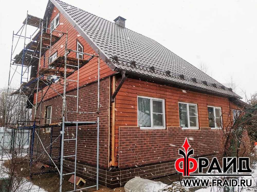 Каркасный дом. Фасад отделан термопанелями Фрайд Премиум с клинкерной плиткой CERRAD Rustico Country Wisnia и Krem, цоколь - КЕРАМИН амстердам.