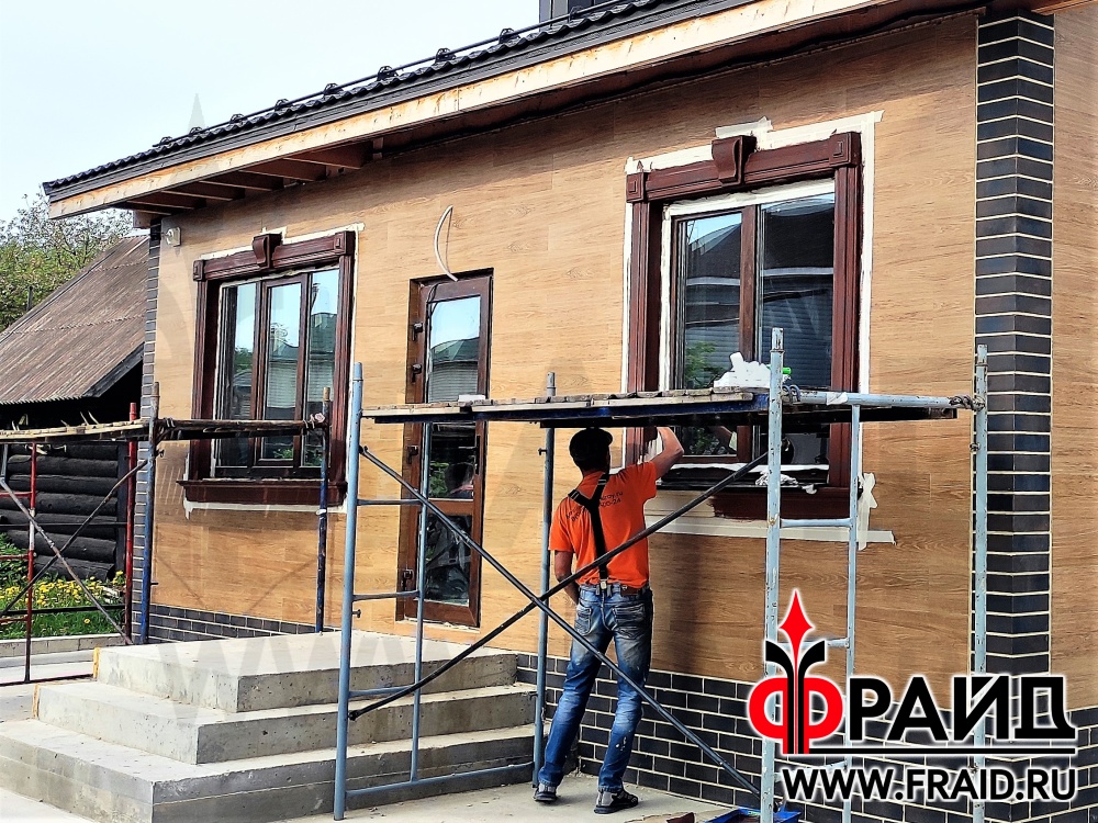 Термопанель Фрайд Премиум с керамогранитом "Керамика Будущего" Гранит Вуд Классик и клинкером Terramatic KLINKER 2102. Одновременная отделка и утепление гостевого домика из газосиликатных блоков.