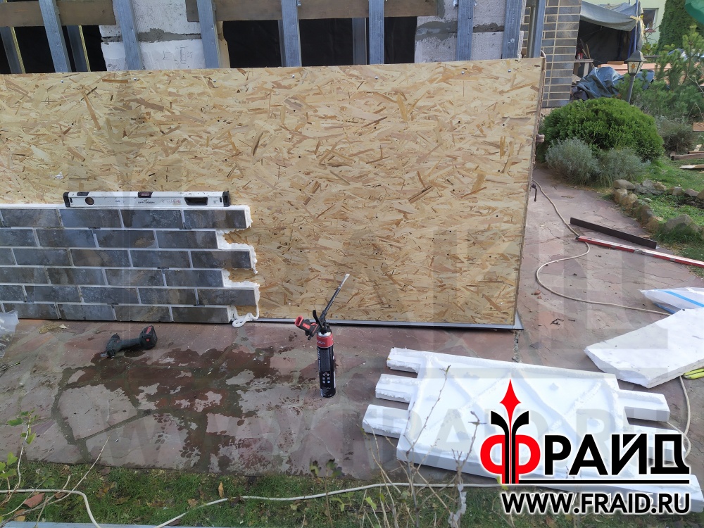 Реконструкция дома (первый этаж пеноблок, второй этаж брус) термопанелями Фрайд Премиум и Фрайд Эконом Стандарт с керамогранитом Kerama Marazzi Сланец Темный.