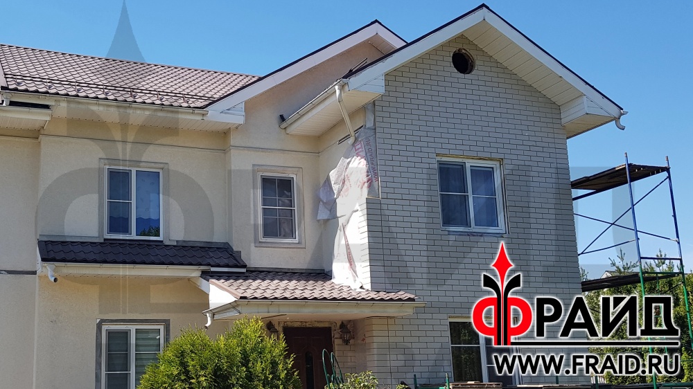 Реконструкция каркасного дома, ранее утепленного по технологии мокрый фасад, с помощью термопанелей Фрайд с керамогранитом Estima RW01 и фасадного декора Фрайд Декор