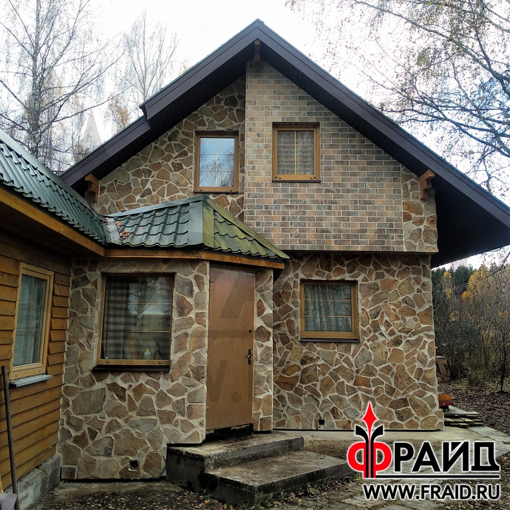 Дом из бруса утепляем термопанелями Фрайд Премиум с натуральным камнем - песчаник желтосерый и с керамогранитом Kerama Marazzi сланец бежевый.