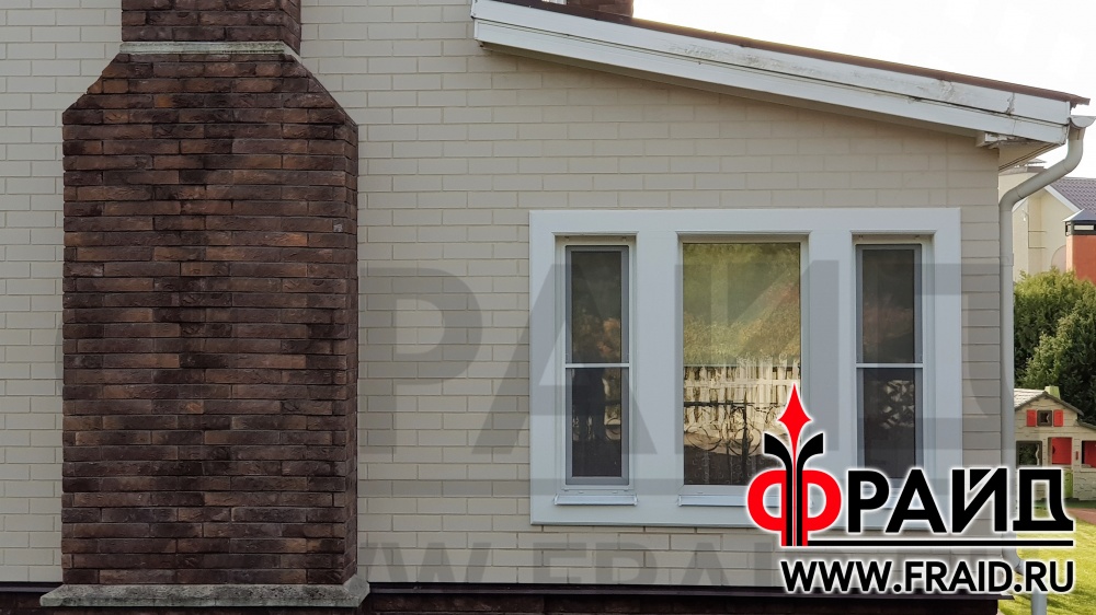 Реконструкция каркасного дома, ранее утепленного по технологии мокрый фасад, с помощью термопанелей Фрайд с керамогранитом Estima RW01 и фасадного декора Фрайд Декор