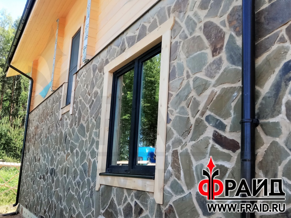 Дом крупноформатный керамический блок, теплая керамика. Термопанели Фрайд Премиум натуральным камнем Ростовский Песчаник серо-желтый.