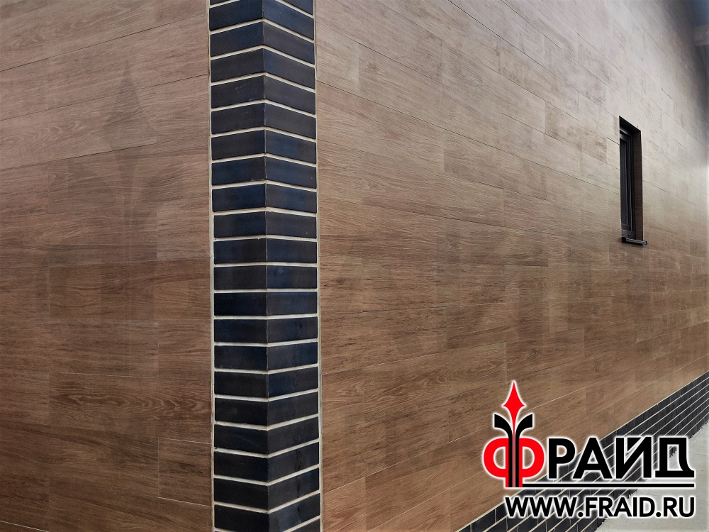 Термопанель Фрайд Премиум с керамогранитом "Керамика Будущего" Гранит Вуд Классик и клинкером Terramatic KLINKER 2102. Одновременная отделка и утепление гостевого домика из газосиликатных блоков.