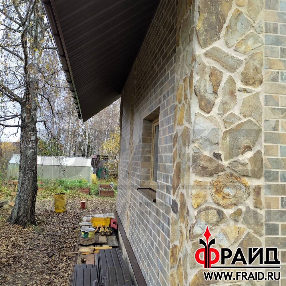Дом из бруса утепляем термопанелями Фрайд Премиум с натуральным камнем - песчаник желтосерый и с керамогранитом Kerama Marazzi сланец бежевый.