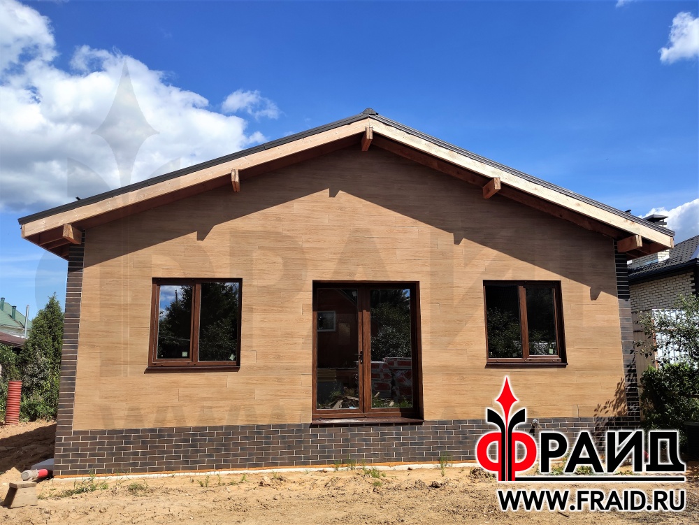 Термопанель Фрайд Премиум с керамогранитом "Керамика Будущего" Гранит Вуд Классик и клинкером Terramatic KLINKER 2102. Одновременная отделка и утепление гостевого домика из газосиликатных блоков.