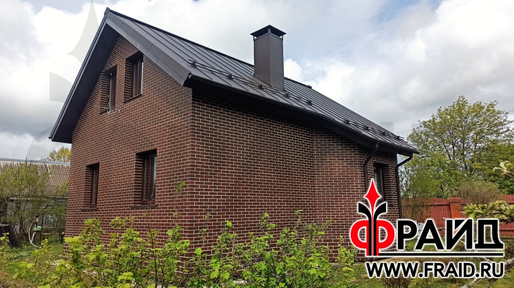 Термопанели Фрайд Премиум с клинкерной плиткой Paradyz Cloud Brown Duro и Керамин Амстердам на цоколь. Дом кирпич.