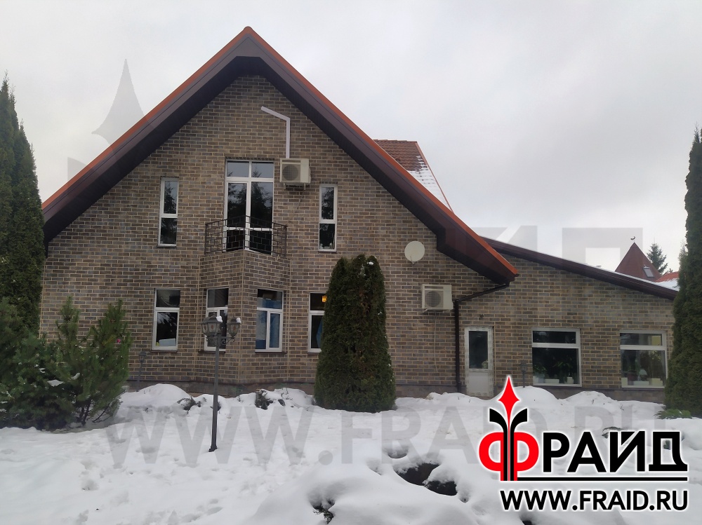 Реконструкция дома (первый этаж пеноблок, второй этаж брус) термопанелями Фрайд Премиум и Фрайд Эконом Стандарт с керамогранитом Kerama Marazzi Сланец Темный.