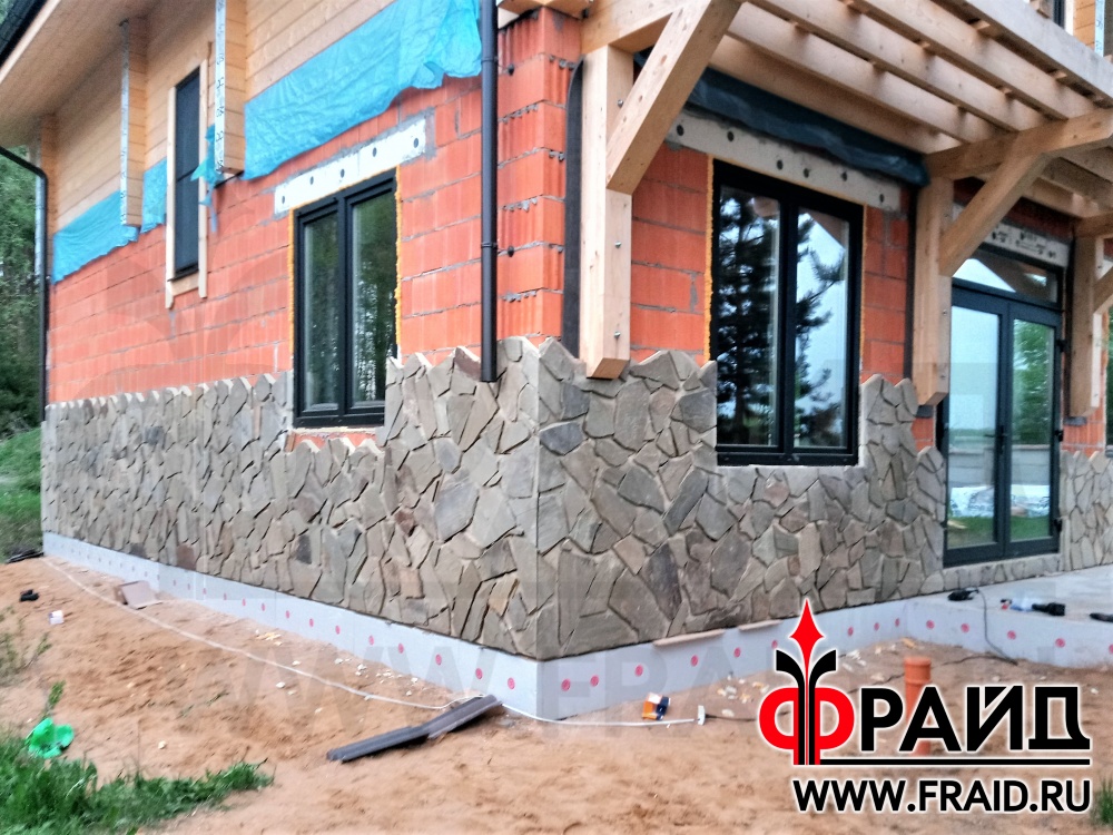 Дом крупноформатный керамический блок, теплая керамика. Термопанели Фрайд Премиум натуральным камнем Ростовский Песчаник серо-желтый.