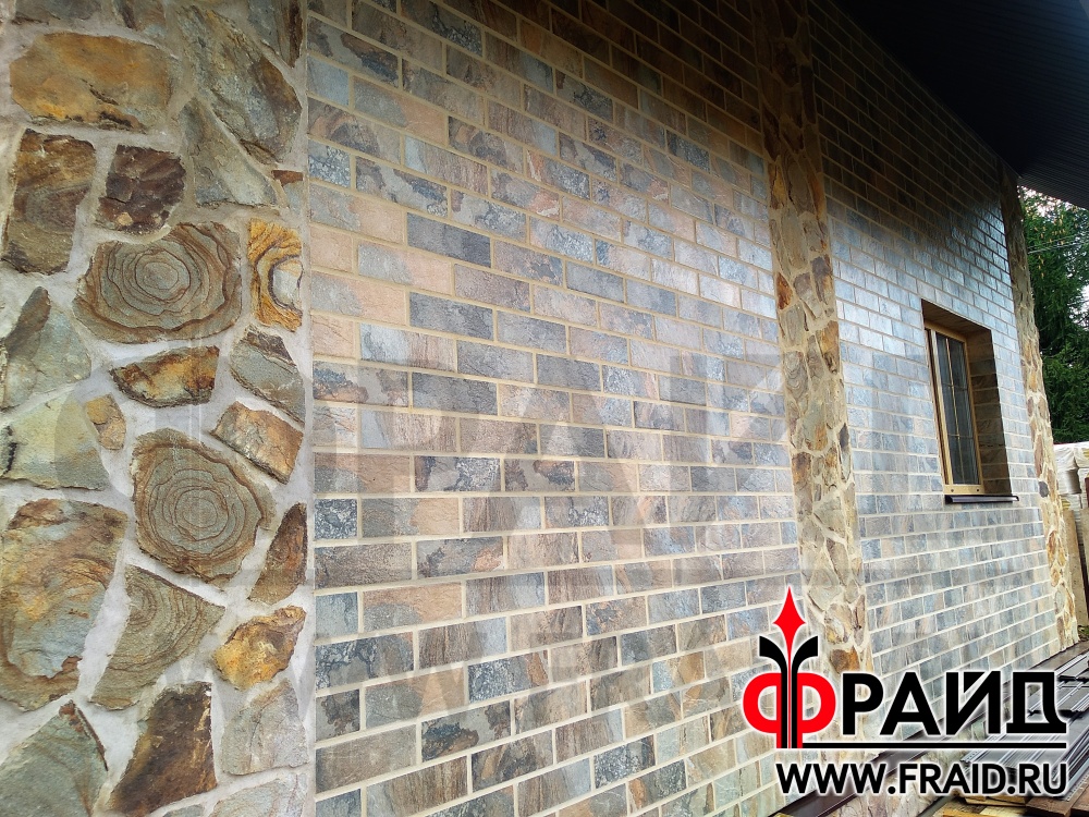 Дом из бруса утепляем термопанелями Фрайд Премиум с натуральным камнем - песчаник желтосерый и с керамогранитом Kerama Marazzi сланец бежевый.