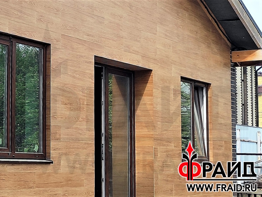 Термопанель Фрайд Премиум с керамогранитом "Керамика Будущего" Гранит Вуд Классик и клинкером Terramatic KLINKER 2102. Одновременная отделка и утепление гостевого домика из газосиликатных блоков.