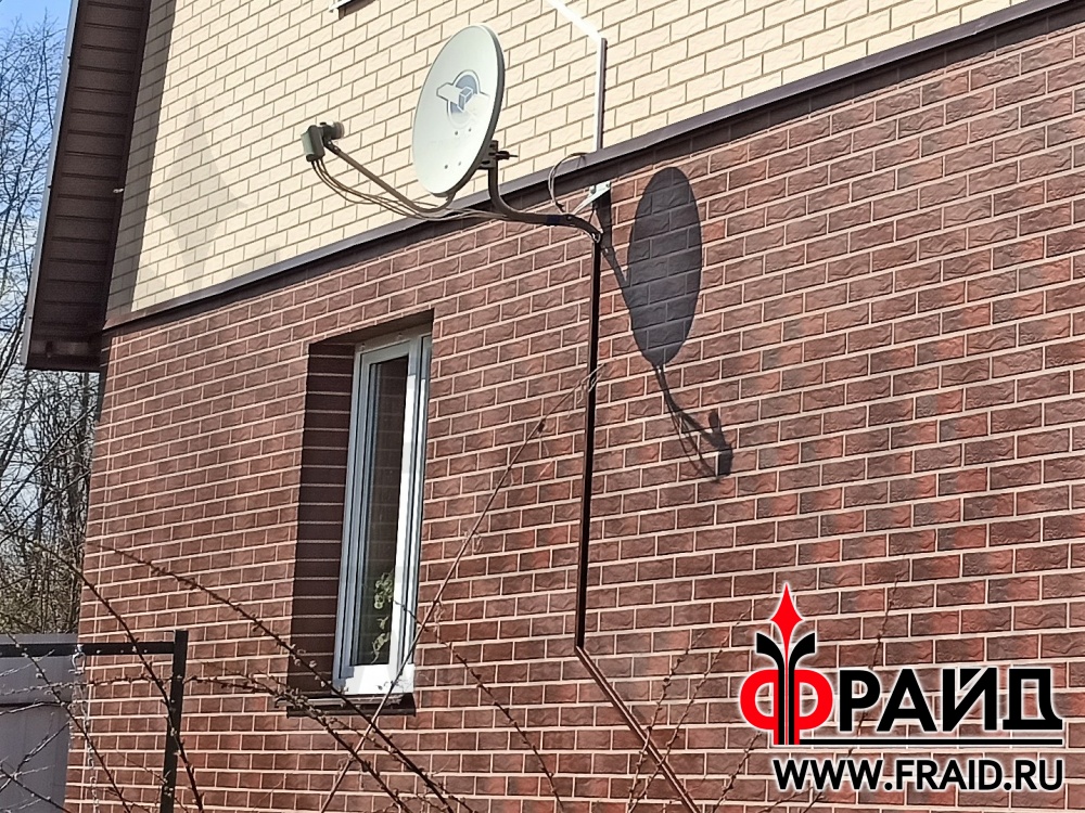 Каркасный дом. Фасад отделан термопанелями Фрайд Премиум с клинкерной плиткой CERRAD Rustico Country Wisnia и Krem, цоколь - КЕРАМИН амстердам.