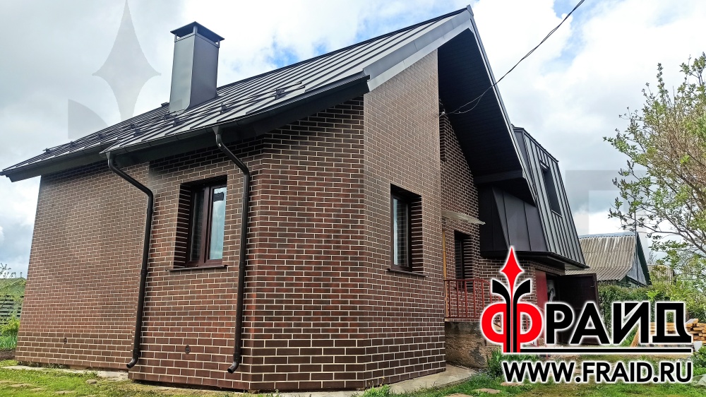 Термопанели Фрайд Премиум с клинкерной плиткой Paradyz Cloud Brown Duro и Керамин Амстердам на цоколь. Дом кирпич.
