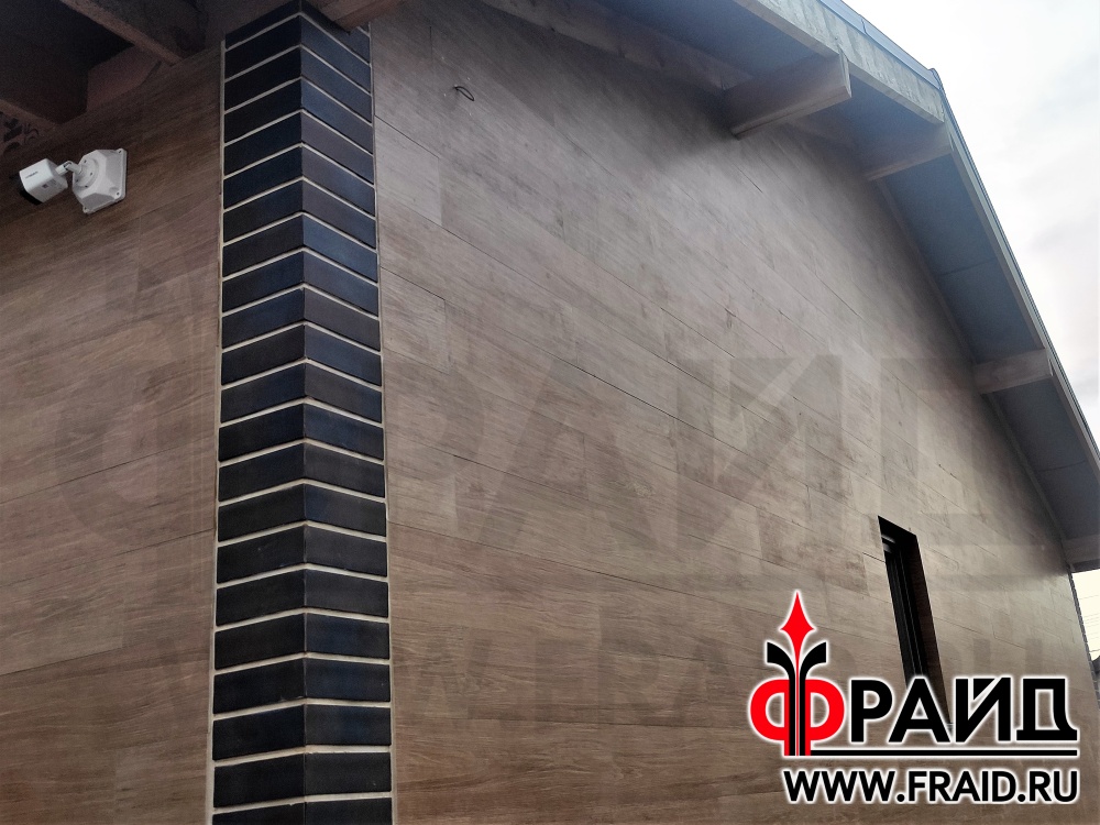 Термопанель Фрайд Премиум с керамогранитом "Керамика Будущего" Гранит Вуд Классик и клинкером Terramatic KLINKER 2102. Одновременная отделка и утепление гостевого домика из газосиликатных блоков.