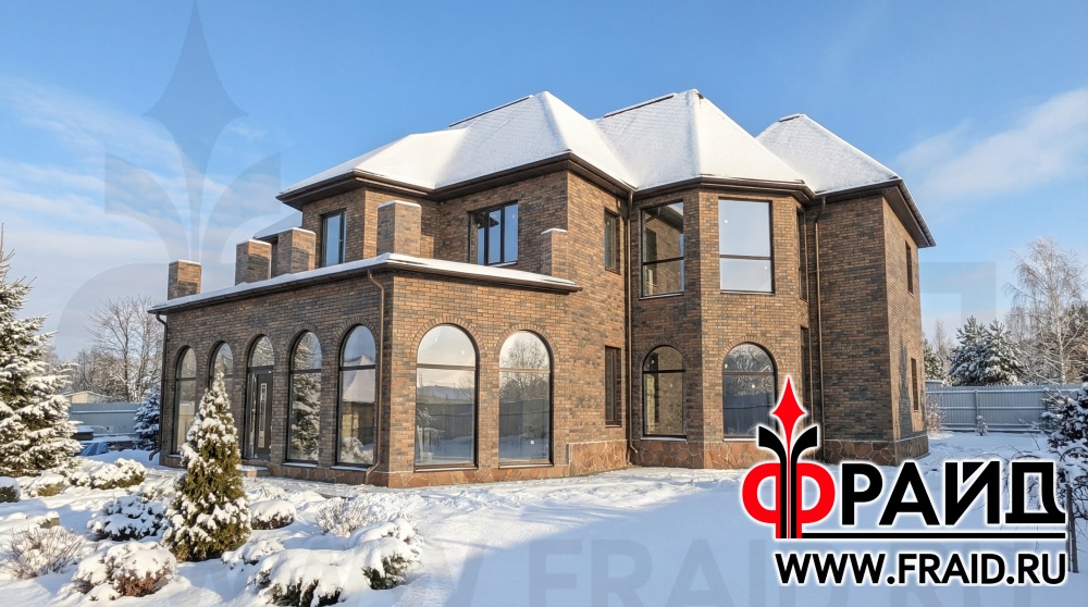 Дом из силикатного кирпича. Термопанели Фрайд Комплект с клинкерной плиткой Cerrad Loft Brick Cardamon. На цоколе термопанель Фрайд Премиум с ростовским камнем песчаник красный обожженный.