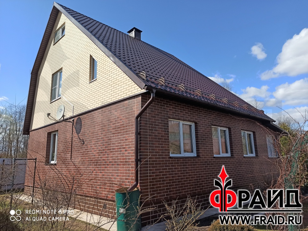 Каркасный дом. Фасад отделан термопанелями Фрайд Премиум с клинкерной плиткой CERRAD Rustico Country Wisnia и Krem, цоколь - КЕРАМИН амстердам.