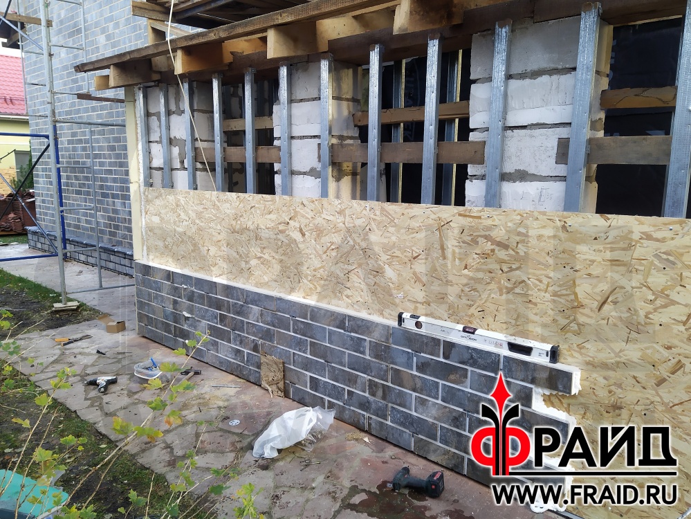 Реконструкция дома (первый этаж пеноблок, второй этаж брус) термопанелями Фрайд Премиум и Фрайд Эконом Стандарт с керамогранитом Kerama Marazzi Сланец Темный.