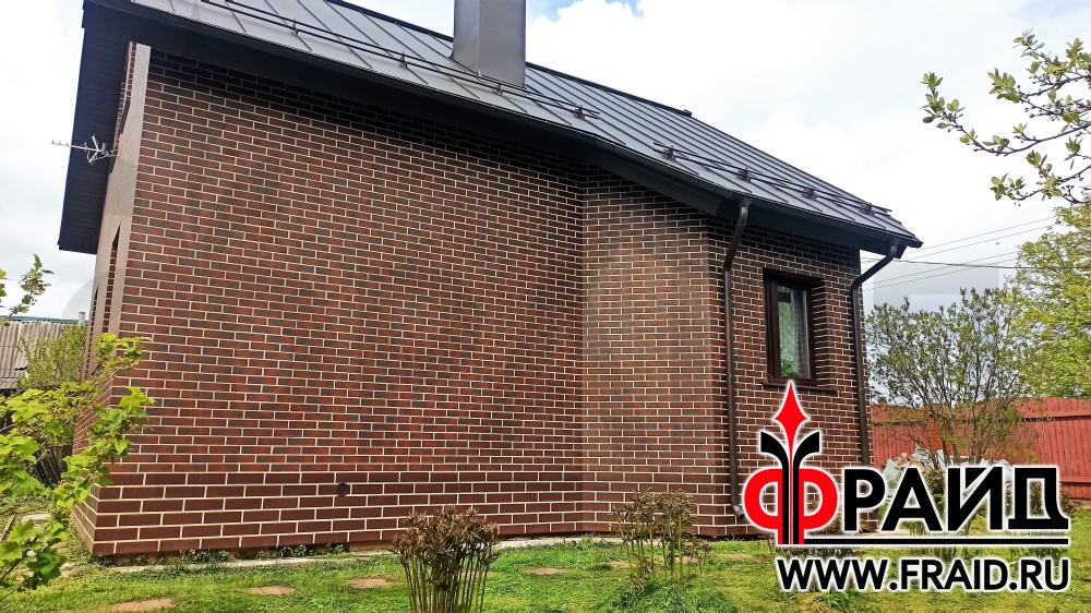 Термопанели Фрайд Премиум с клинкерной плиткой Paradyz Cloud Brown Duro и Керамин Амстердам на цоколь. Дом кирпич.
