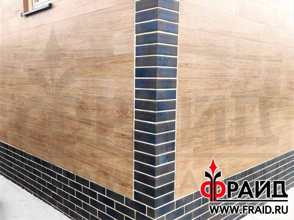 Термопанель Фрайд Премиум с керамогранитом "Керамика Будущего" Гранит Вуд Классик и клинкером Terramatic KLINKER 2102. Одновременная отделка и утепление гостевого домика из газосиликатных блоков.