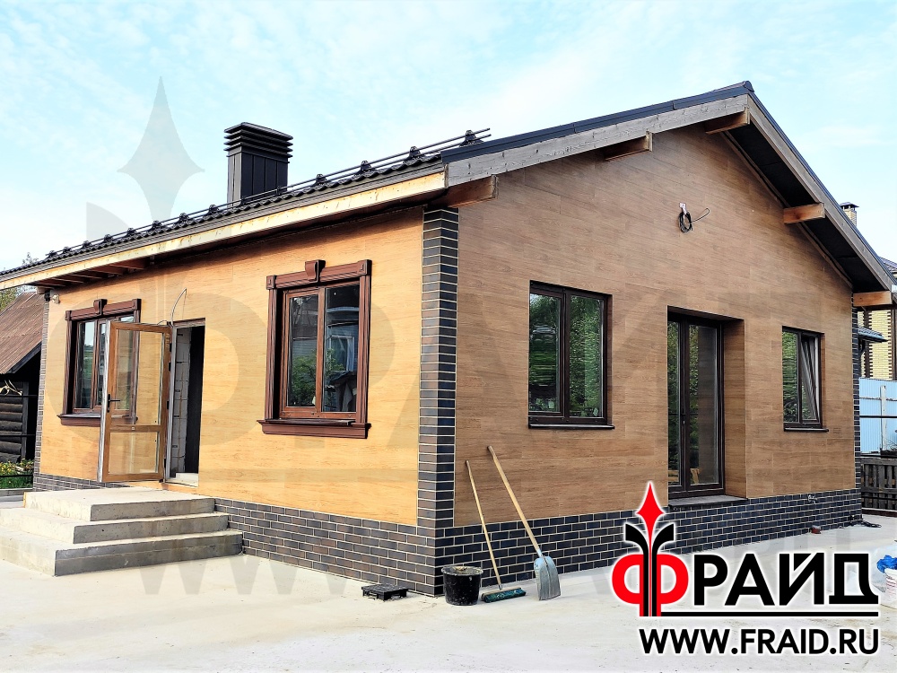 Термопанель Фрайд Премиум с керамогранитом "Керамика Будущего" Гранит Вуд Классик и клинкером Terramatic KLINKER 2102. Одновременная отделка и утепление гостевого домика из газосиликатных блоков.