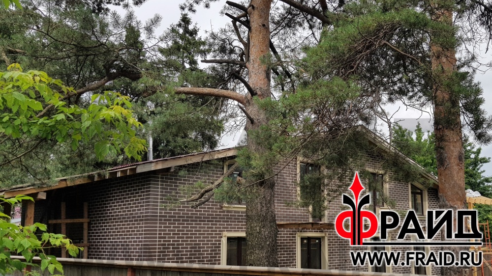 Строительство каркасного дуплекса с применением термопанелей Фрайд Премиум с клинкером Керамин Амстердам и отделка элементами фасадного декора Фрайд Декор