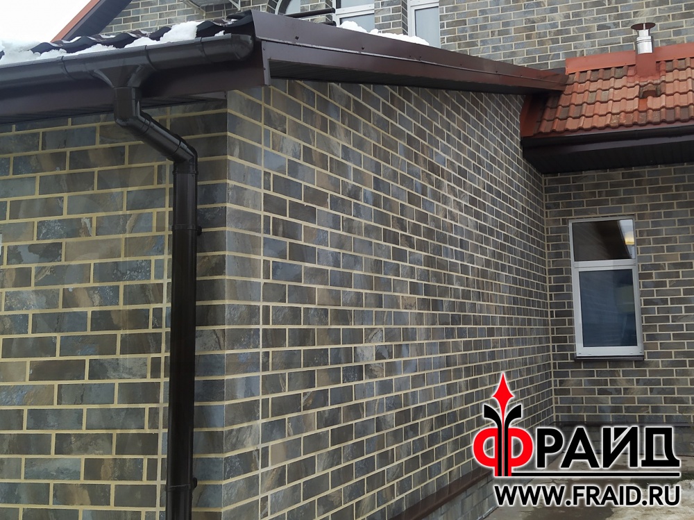 Реконструкция дома (первый этаж пеноблок, второй этаж брус) термопанелями Фрайд Премиум и Фрайд Эконом Стандарт с керамогранитом Kerama Marazzi Сланец Темный.