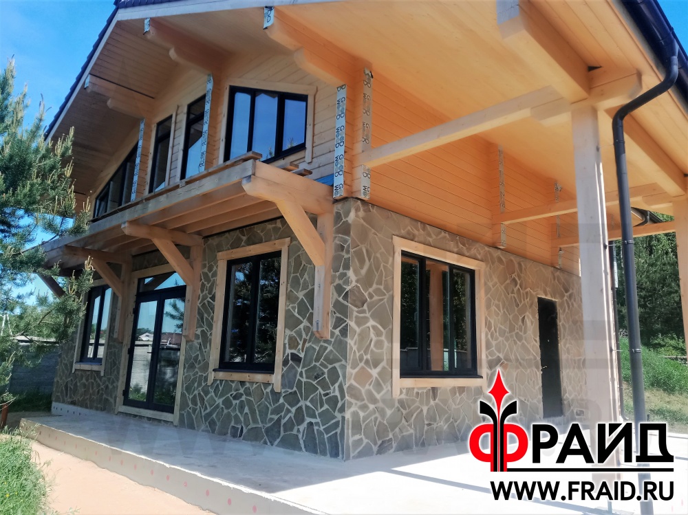 Дом крупноформатный керамический блок, теплая керамика. Термопанели Фрайд Премиум натуральным камнем Ростовский Песчаник серо-желтый.