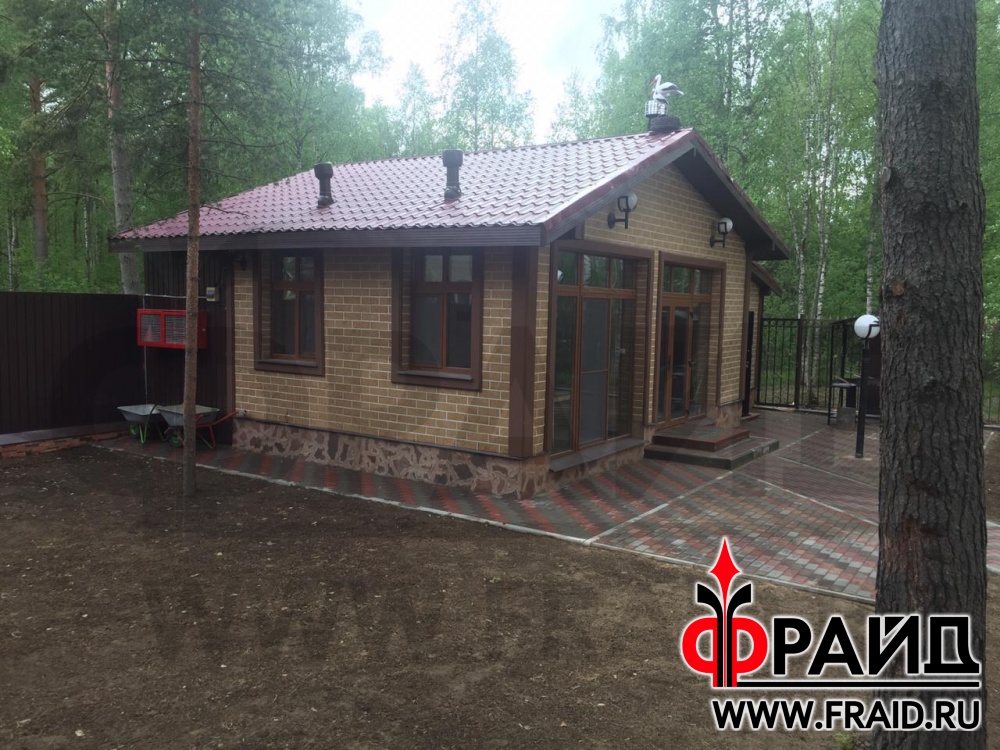 Утепление кирпичного дома термопанелями Фрайд Эконом с керамогранитом Estima AN01 и отделка фасадным декором Фрайд Декор