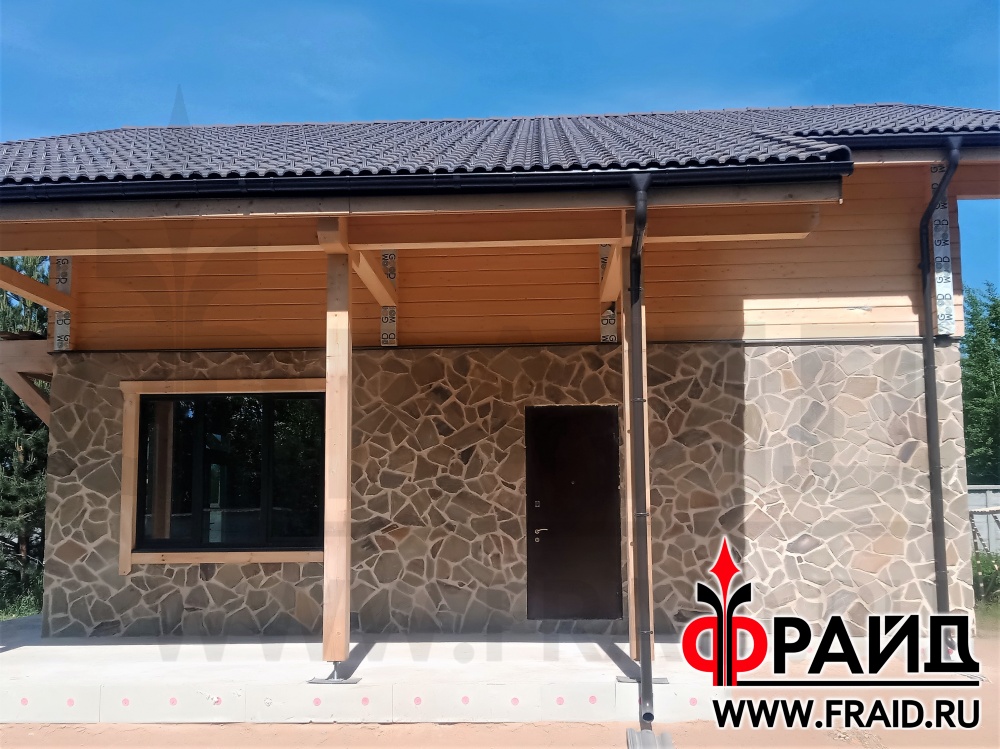 Дом крупноформатный керамический блок, теплая керамика. Термопанели Фрайд Премиум натуральным камнем Ростовский Песчаник серо-желтый.