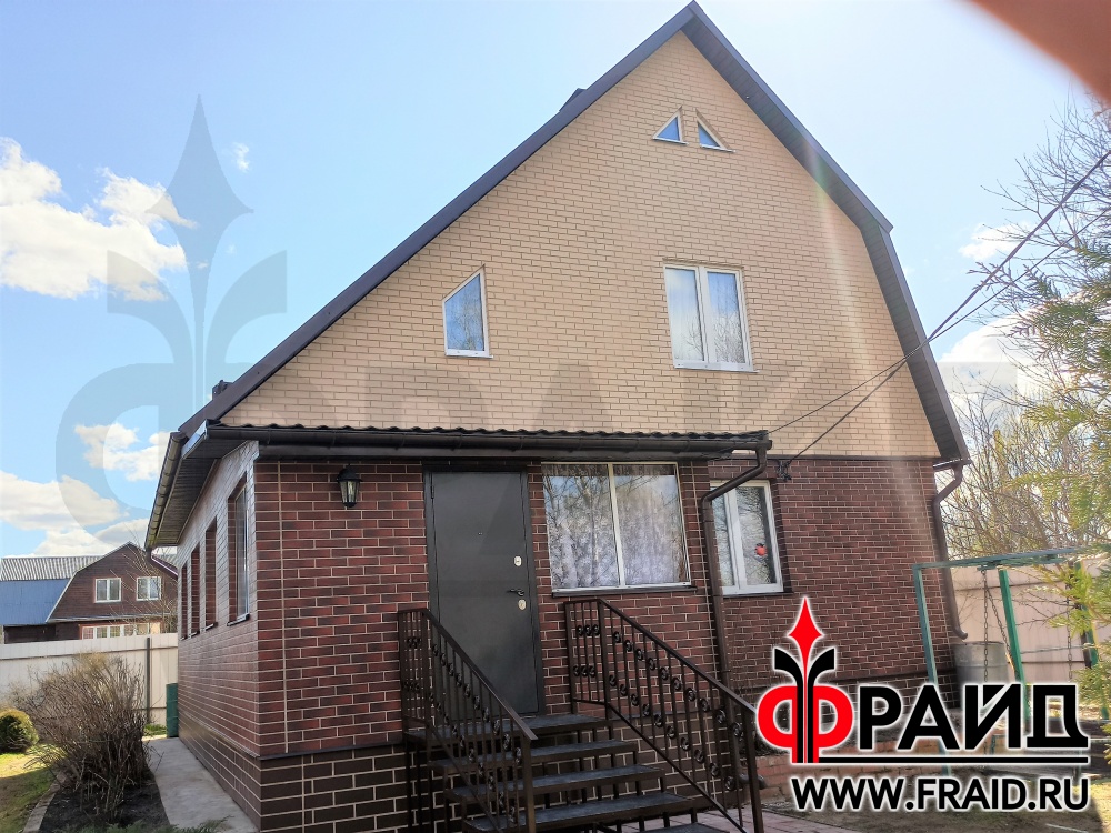 Каркасный дом. Фасад отделан термопанелями Фрайд Премиум с клинкерной плиткой CERRAD Rustico Country Wisnia и Krem, цоколь - КЕРАМИН амстердам.