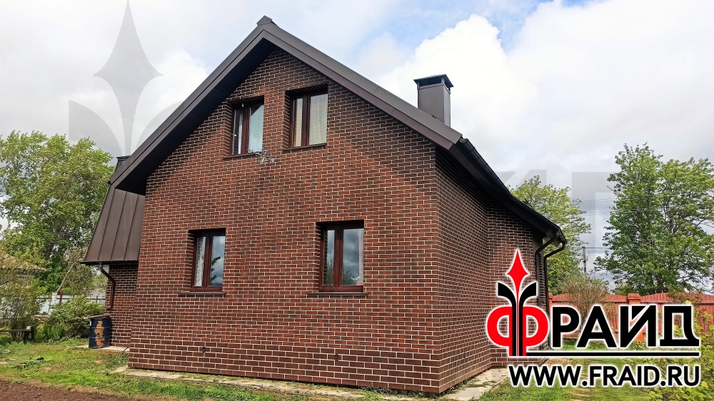 Термопанели Фрайд Премиум с клинкерной плиткой Paradyz Cloud Brown Duro и Керамин Амстердам на цоколь. Дом кирпич.
