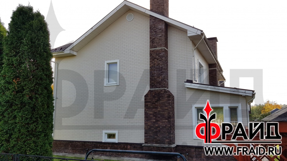 Реконструкция каркасного дома, ранее утепленного по технологии мокрый фасад, с помощью термопанелей Фрайд с керамогранитом Estima RW01 и фасадного декора Фрайд Декор