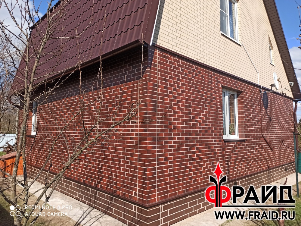 Каркасный дом. Фасад отделан термопанелями Фрайд Премиум с клинкерной плиткой CERRAD Rustico Country Wisnia и Krem, цоколь - КЕРАМИН амстердам.