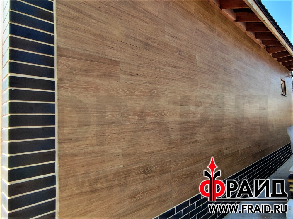 Термопанель Фрайд Премиум с керамогранитом "Керамика Будущего" Гранит Вуд Классик и клинкером Terramatic KLINKER 2102. Одновременная отделка и утепление гостевого домика из газосиликатных блоков.