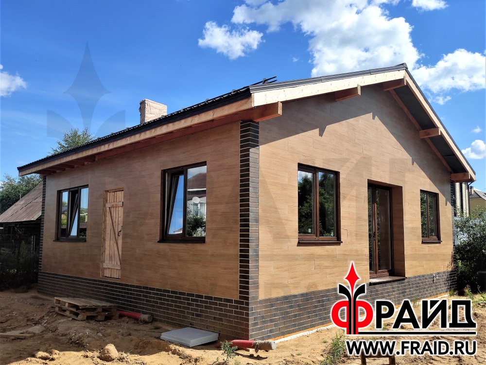 Термопанель Фрайд Премиум с керамогранитом "Керамика Будущего" Гранит Вуд Классик и клинкером Terramatic KLINKER 2102. Одновременная отделка и утепление гостевого домика из газосиликатных блоков.