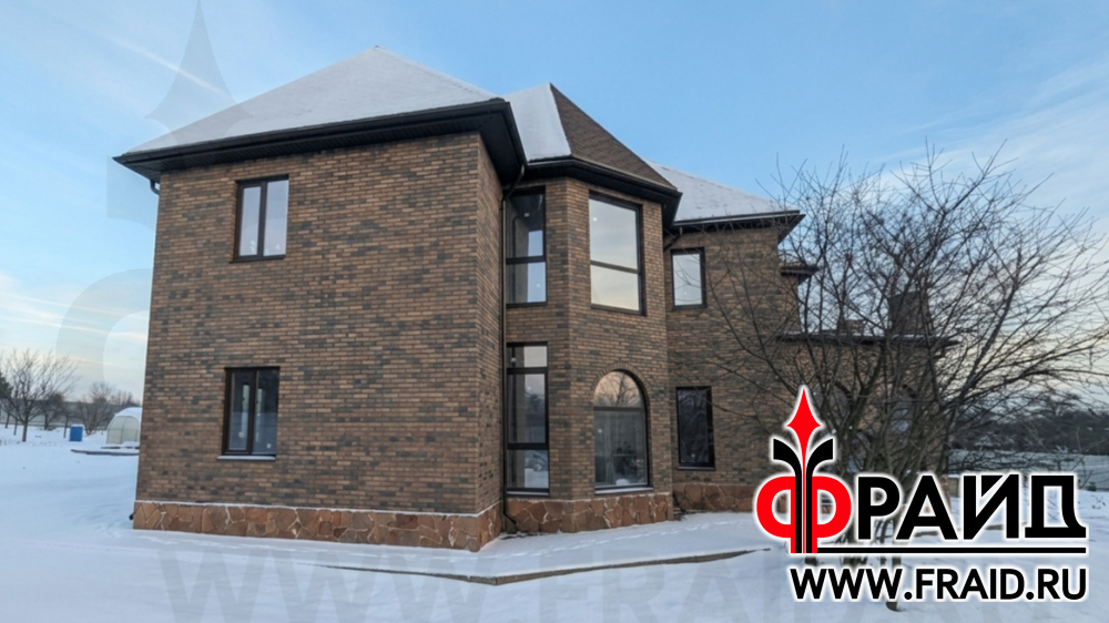 Дом из силикатного кирпича. Термопанели Фрайд Комплект с клинкерной плиткой Cerrad Loft Brick Cardamon. На цоколе термопанель Фрайд Премиум с ростовским камнем песчаник красный обожженный.