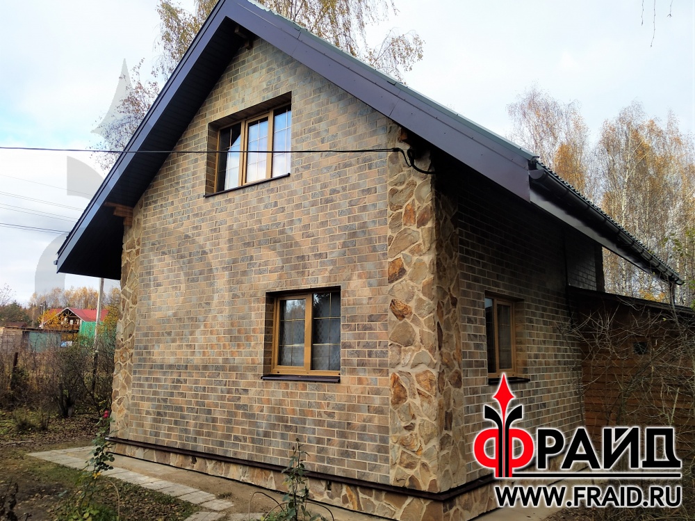 Дом из бруса утепляем термопанелями Фрайд Премиум с натуральным камнем - песчаник желтосерый и с керамогранитом Kerama Marazzi сланец бежевый.