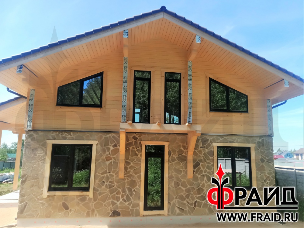Дом крупноформатный керамический блок, теплая керамика. Термопанели Фрайд Премиум натуральным камнем Ростовский Песчаник серо-желтый.