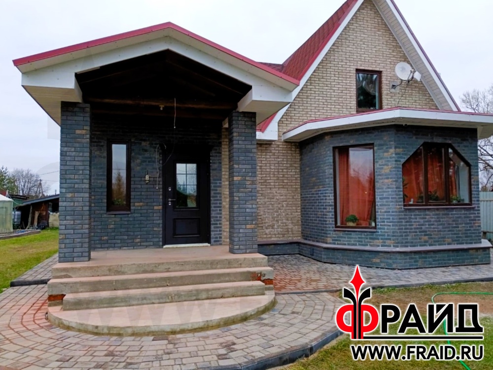 Отделка кирпично-блочного дома термопанелями Фрайд Плюс с клинкерной плиткой Exclusive Hard Stone и Exclusive Metal Dark.