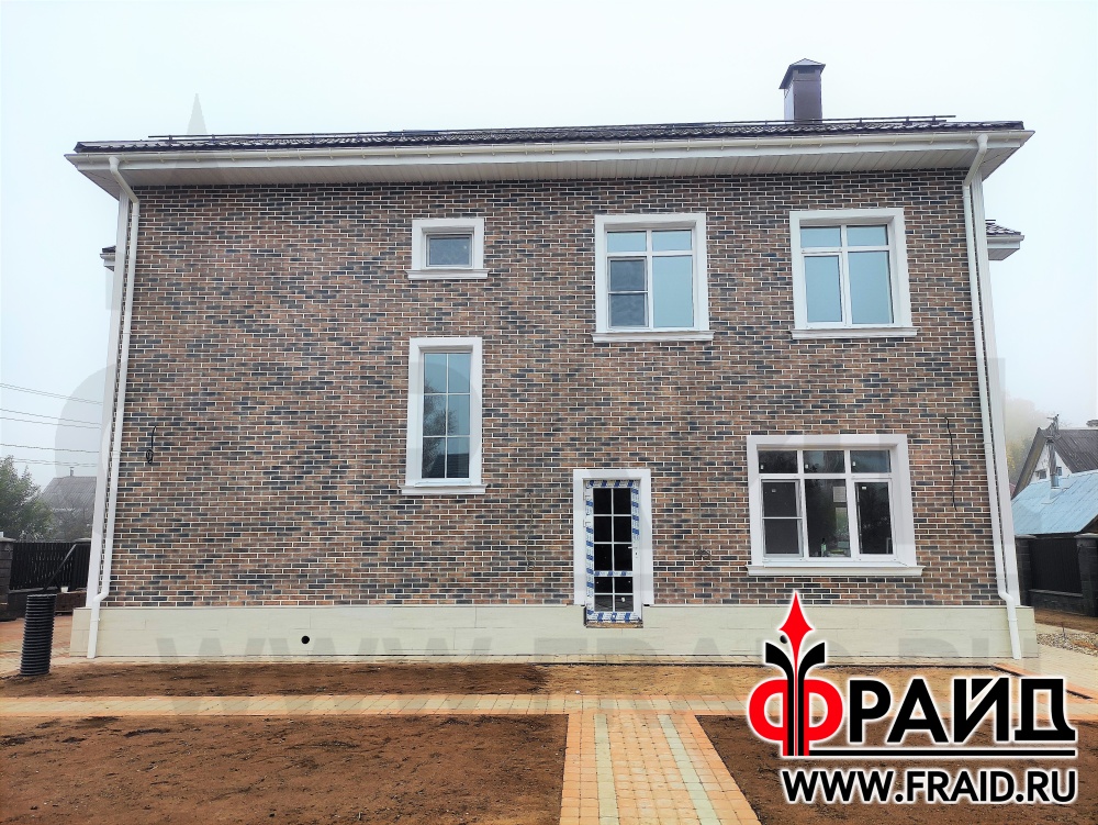 Отделка и утепление дома из "теплой" керамики. Термопанели Фрайд Эконом Стандарт с клинкерной плиткой Cerrad Loft Brick Cardamon. Фрайд Премиум с керамогранитом Estima JZ01. Фасадные элементы Фрайд Декор.