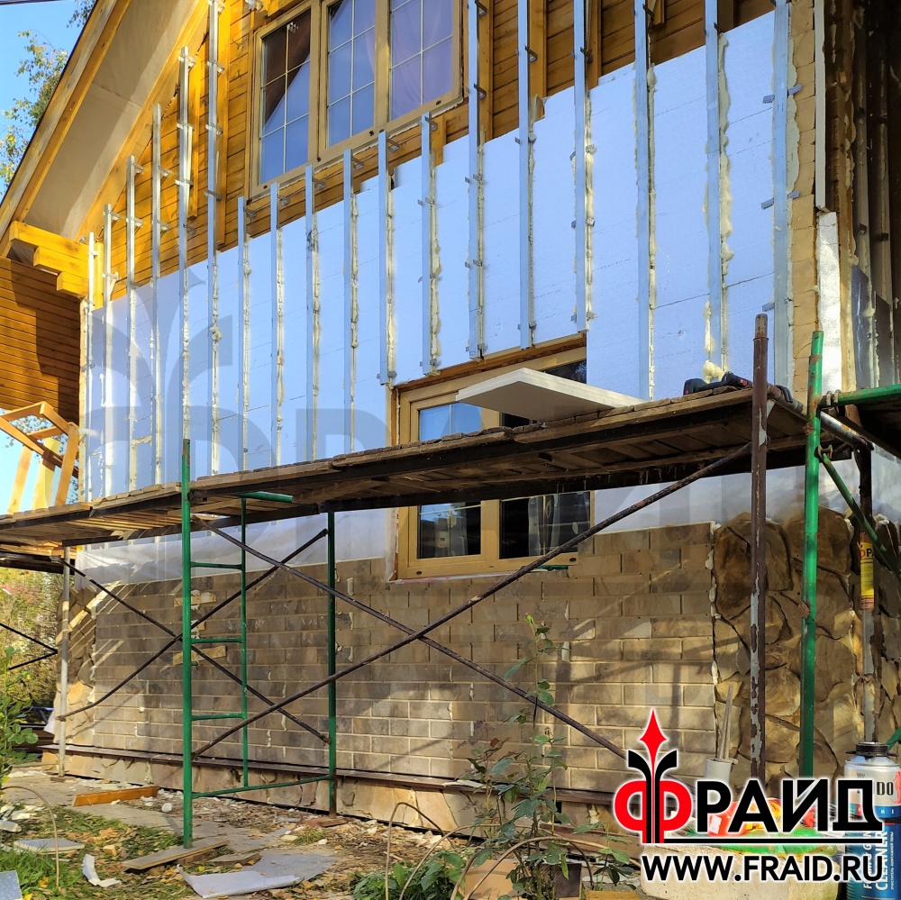 Дом из бруса утепляем термопанелями Фрайд Премиум с натуральным камнем - песчаник желтосерый и с керамогранитом Kerama Marazzi сланец бежевый.