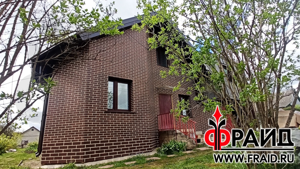 Термопанели Фрайд Премиум с клинкерной плиткой Paradyz Cloud Brown Duro и Керамин Амстердам на цоколь. Дом кирпич.