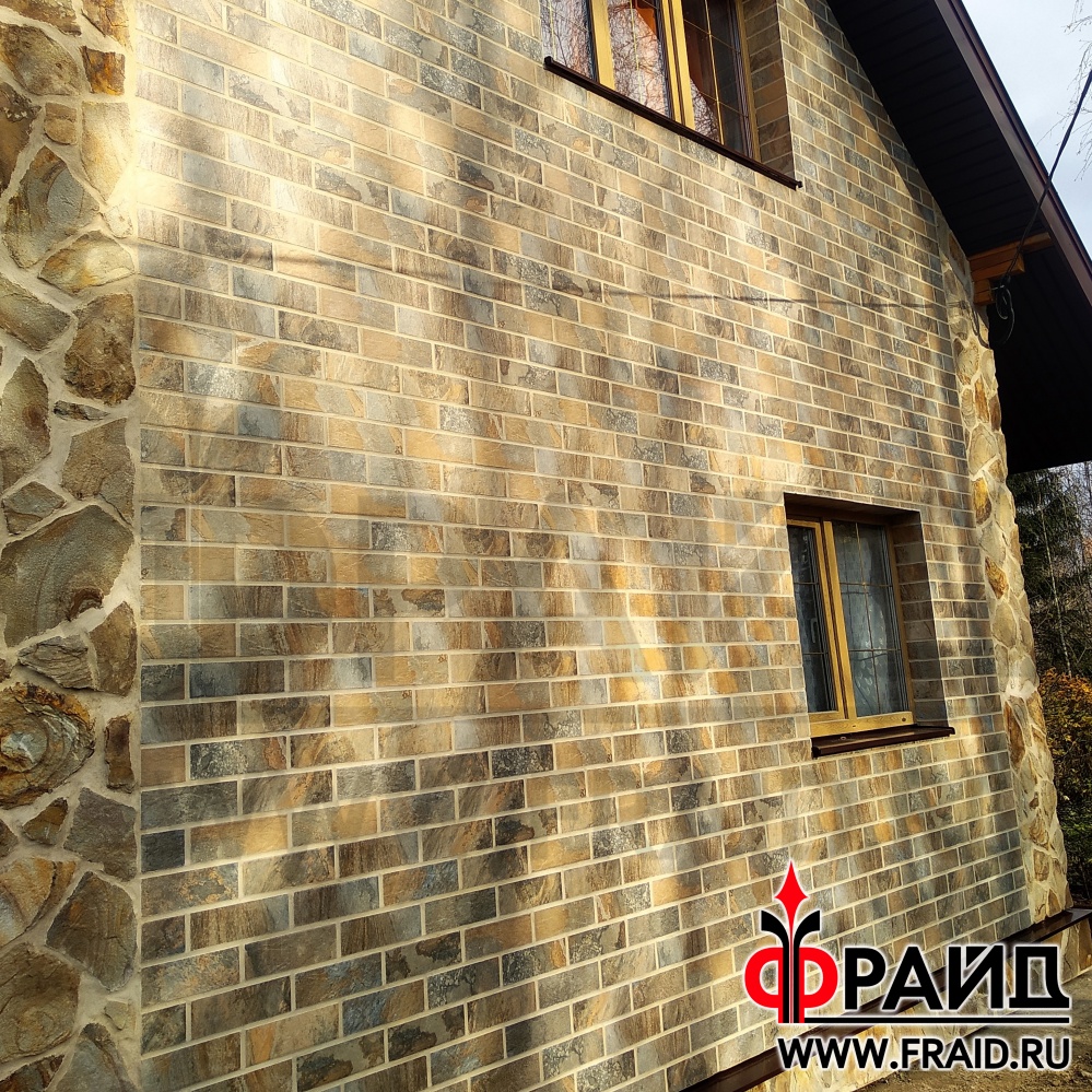 Дом из бруса утепляем термопанелями Фрайд Премиум с натуральным камнем - песчаник желтосерый и с керамогранитом Kerama Marazzi сланец бежевый.