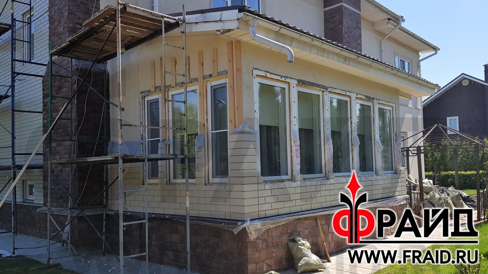 Реконструкция каркасного дома, ранее утепленного по технологии мокрый фасад, с помощью термопанелей Фрайд с керамогранитом Estima RW01 и фасадного декора Фрайд Декор